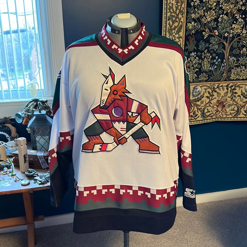 Starter Phoenix Coyotes Hockey Jersey in XL.